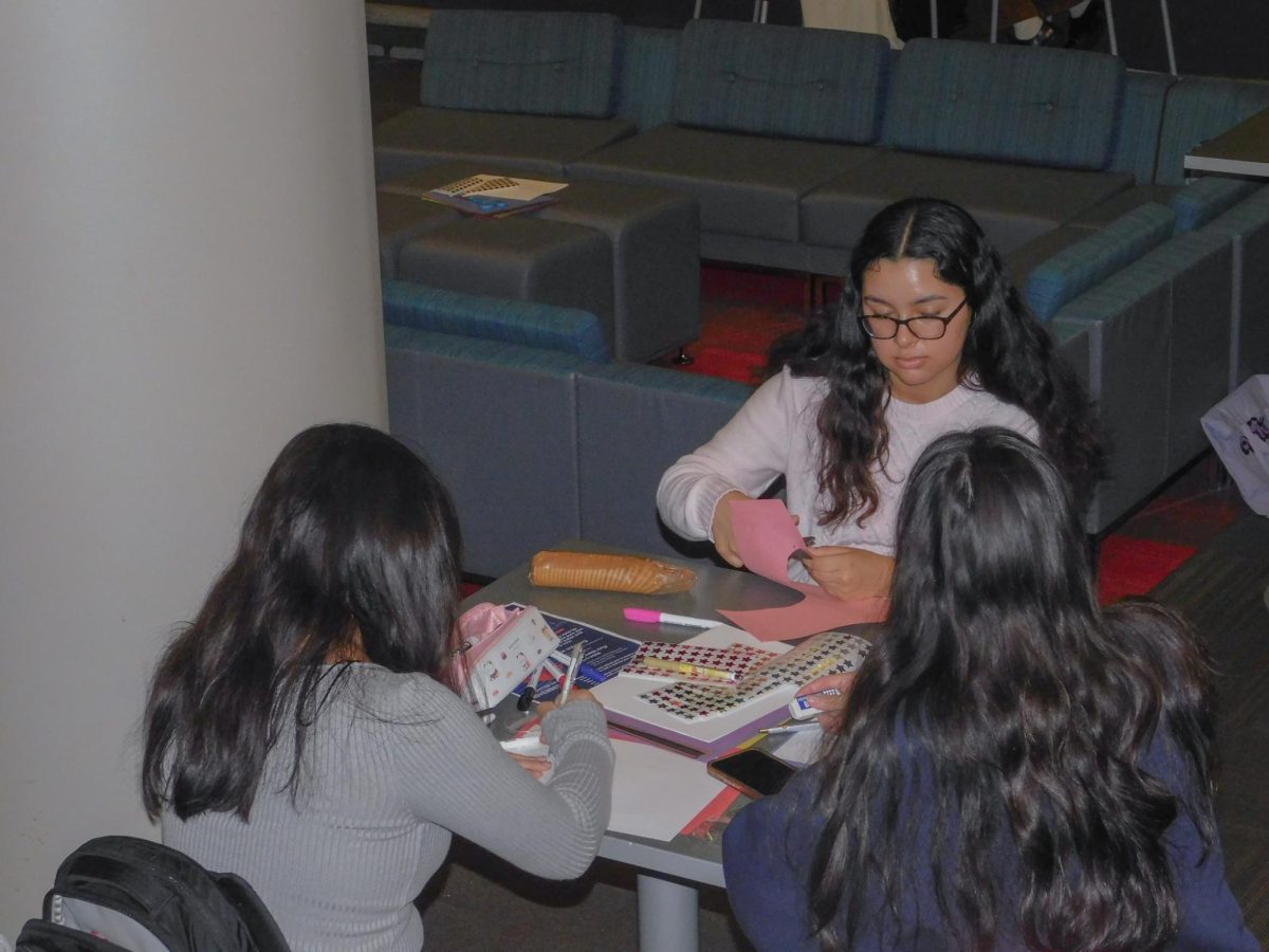 Students making pins at the RHA “I’m Voting” pin making event.