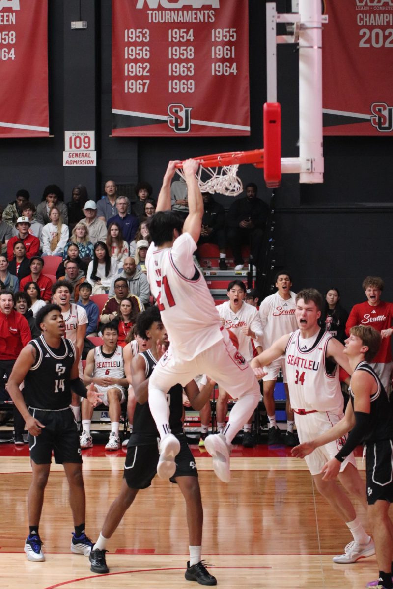 Junseok Yeo (#21) dunking, scoring an important point in the Basketball game.