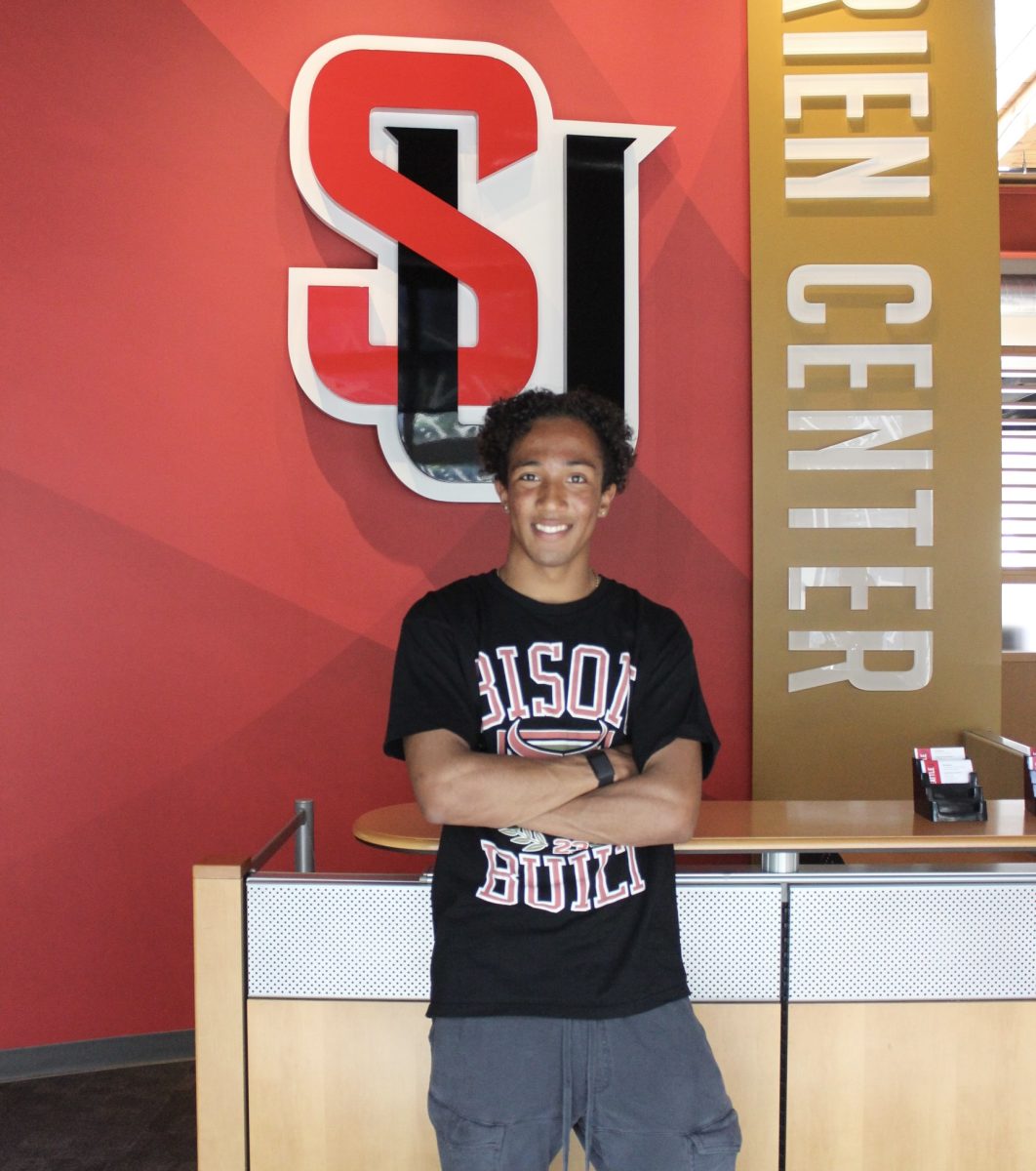 Distance runner Seku Sanders (‘28) in front of the Seattle U logo.